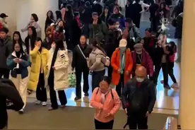 网友遇到穿着军大衣的埃文·凯尔打卡国家博物馆镇馆之宝，他被孝端皇后的九龙九凤冠一眼沦陷，还收到了粉丝送的国博文创凤冠冰箱贴图片