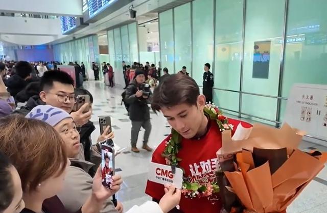 U23国足球员身穿特制T恤抵达机场	，写着“让对手忌惮未来	”的口号