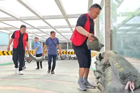 绷紧安全弦 筑牢生命线｜配置沙袋防内涝图片