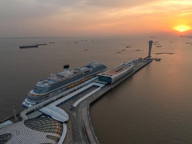 浦江起锚：当邮轮遇见一座城的夏日狂欢