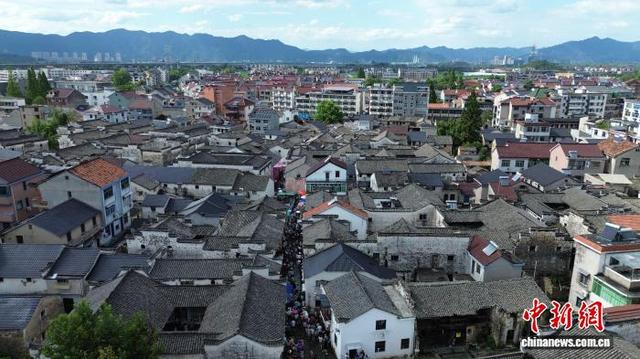 （走进中国乡村）杭州翙岗村“洗街”走红   一湾活水淌出江南“泼水节”