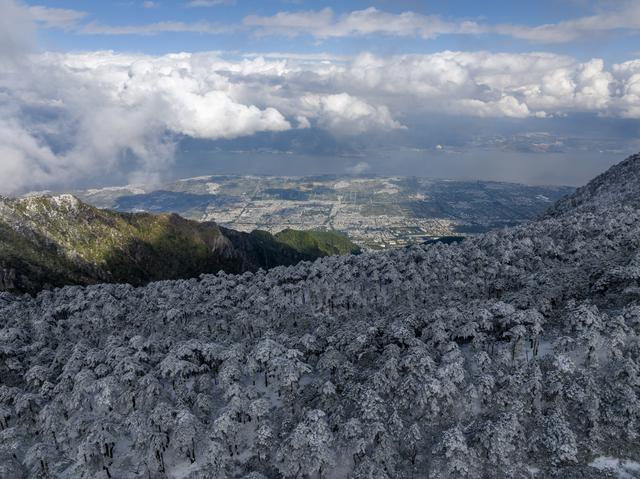大理苍山：银装素裹美景引客来#