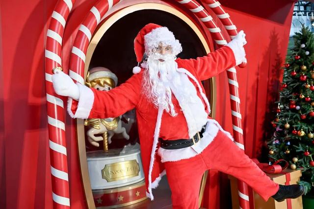 下暴雪的「圣诞小镇」开了！12米泡泡玛特圣诞树亮灯