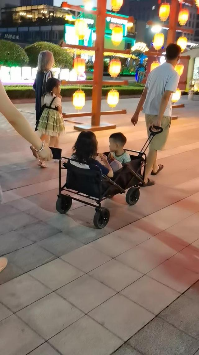 不能喝啤酒也快乐，孩子们啤酒城里“嗨玩”