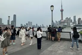 上海外滩暑期迎来大客流，“野生”摄影现象治理成效如何？图片
