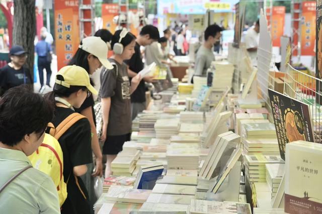 “往里走，安顿自己” ，2025“我与地坛”北京书市开幕首日人流如织