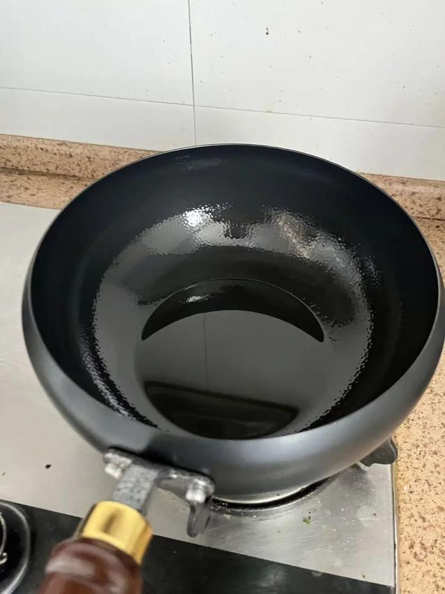 家里的铁锅一洗就生锈了，还能继续用吗？