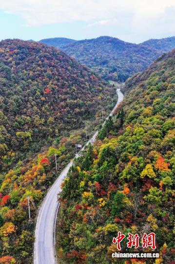 湖北恩施：红黄绿黛绘斑斓