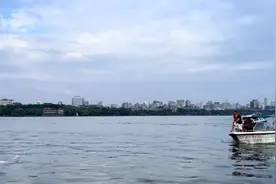 女子西湖落水“躺平”等来救援，专业教练：不会游泳也可以仰面漂浮救命图片