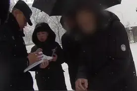 风雪无情人有情，民警雪中护送迷路老人平安回家图片