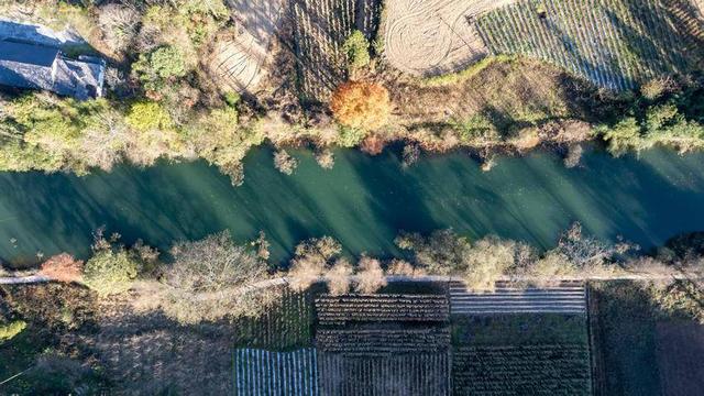 鹤峰县燕子镇：冬暖董家入画屏