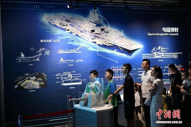福州：市民走进科技馆感受航天航空等科技魅力