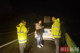 鄂西高速保畅突击队偶遇“趴窝”车辆，一路护送并帮司机解决故障图片