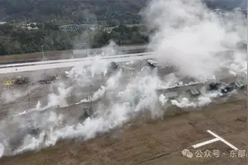 东部战区空军某场站野战演训场硝烟弥漫图片