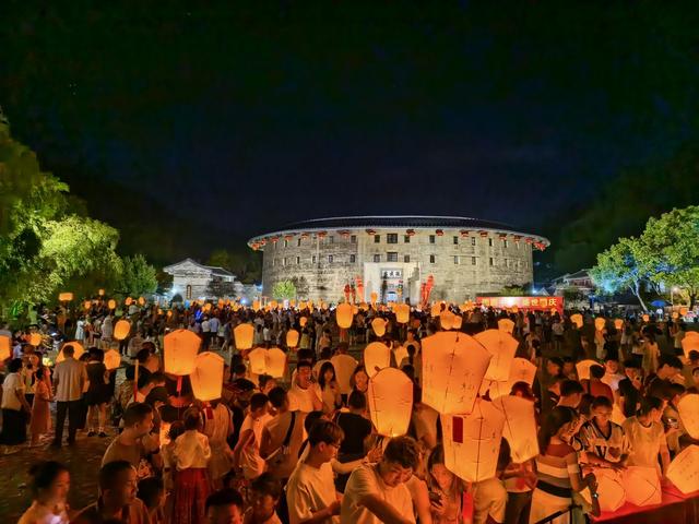 国庆小长假土楼景区“热力全开” 游客量达28.41万人次
