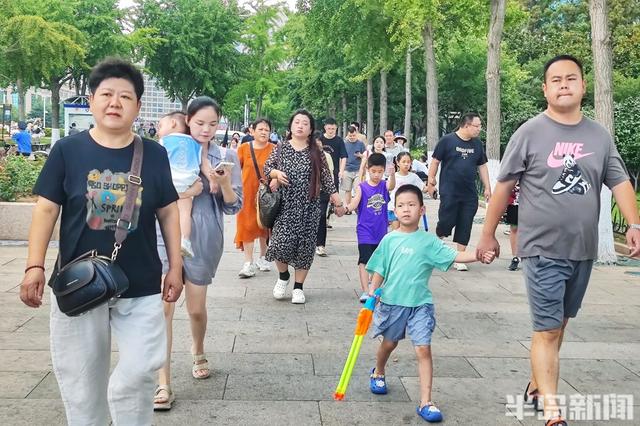 热浪挡不住热情，青岛海滨游客如潮