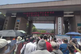 双胞胎女儿同时参加中考，导演妈妈专程从北京赶来济南陪考图片