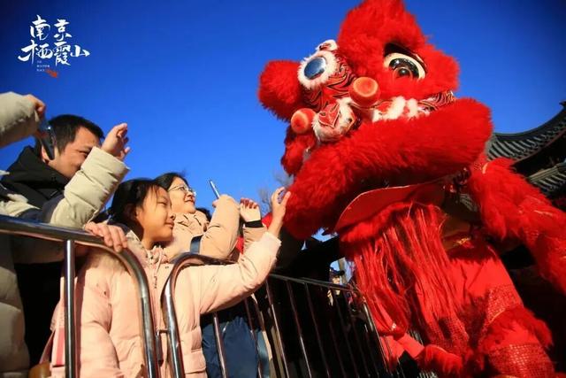 最热闹的戏配最火红的叶，本周末不来栖霞山血亏！