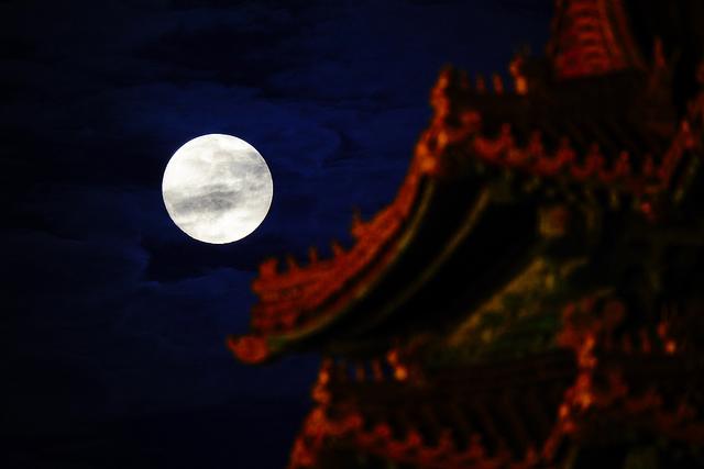 穿越古今共赴团圆！“超级月亮”和古建浪漫同框