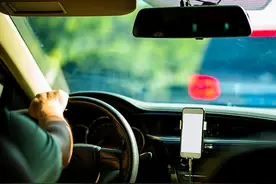 上海一乘客搭网约车打翻奶茶遭司机索赔3000多元，法院判赔1372元，律师解读图片