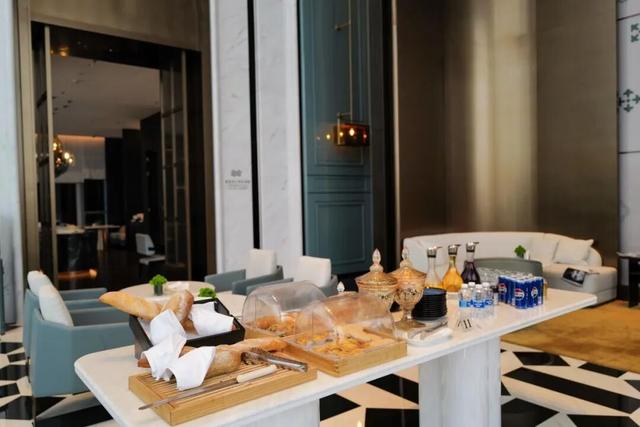 洲际行政酒廊的天花板，是这家？