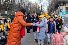 新学期第一天，育秀小学师生互换“红包”图片