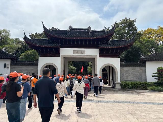 刚刚，大批苏H球迷抵达南通