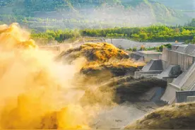 黄河小浪底水利枢纽迎来排沙阶段 看，黄河之水天上来！图片