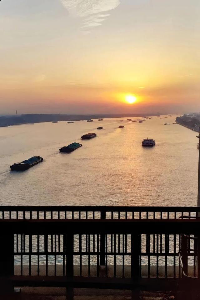 十月，在闵浦二桥邂逅黄浦江的壮美日落