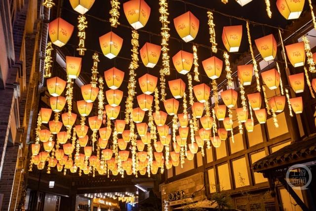 重庆磁器口“山海骐骥”灯会璀璨启幕，古镇夜色流淌神话光韵