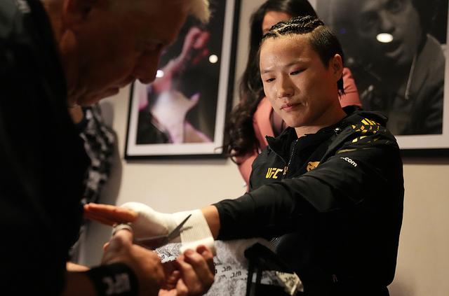 张伟丽挑战蝇量级冠军舍甫琴科失败	，但她的未来依然不可限量