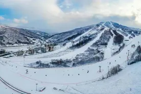 以“粉雪”之名起势——从三个维度看长白山脉凭何以滑雪胜地“出圈”图片