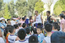 年逾古稀的公益篮球教练：坚持17年不收费，只希望更多孩子爱上篮球图片