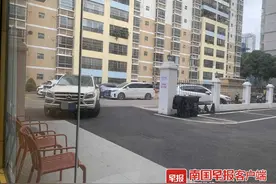 因10元停车费，男子将奔驰车撂在停车场门口3天3夜图片