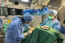 心率只有同龄人一半！专家为4岁女童植入“心脏起搏器”图片