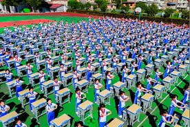 350套课桌椅！乡村小学收到暖心节日礼物图片