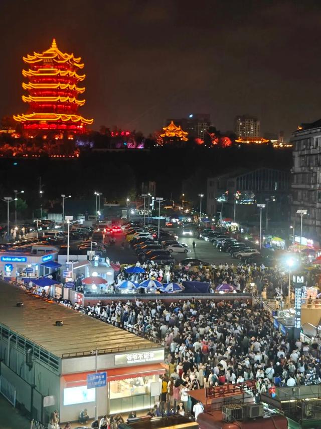 破纪录！武汉国庆名场面，火上央视