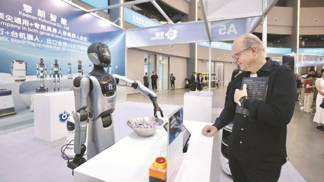 看机器人热舞、弹无弦吉他，“洋高参”被上海AI企业惊艳