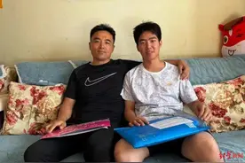 “陪读父亲”与儿子一起考上大学，因现实放弃入学图片