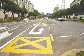 绿灯亮，三辆车同时调头 岛内首个串联式调头区启用图片