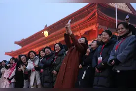 近千名首都各界妇女代表齐聚天安门广场，共迎国旗升起图片