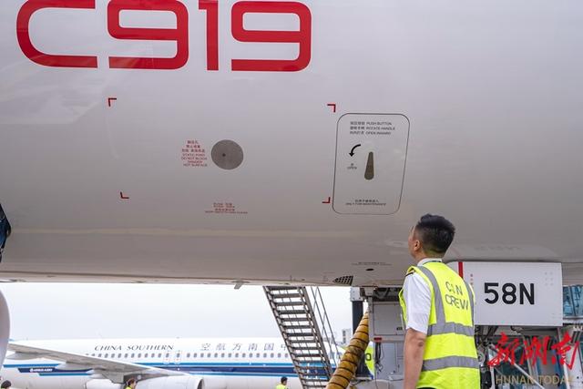 C919首次执飞长沙至北京航线