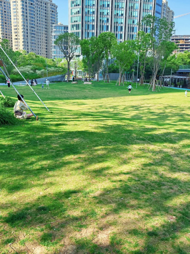 魔都新晋玩水胜地！就在这个巨型商场的70000㎡免费公园里→