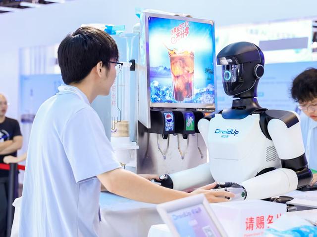 世界人工智能大会现场：L4级智能网联车牌发了，机器人开打了