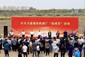 智能高效全能 东方红大马力高端智能拖拉机亮相新疆图片