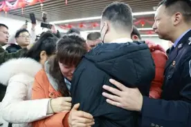 终于找到你！失散32年的男子终与母亲团圆图片