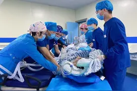 手握“神器”与死神竞速的背后图片