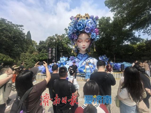 现代科技带来全新体验，“湖畔雨荷2.0”迁居北岸热度不减