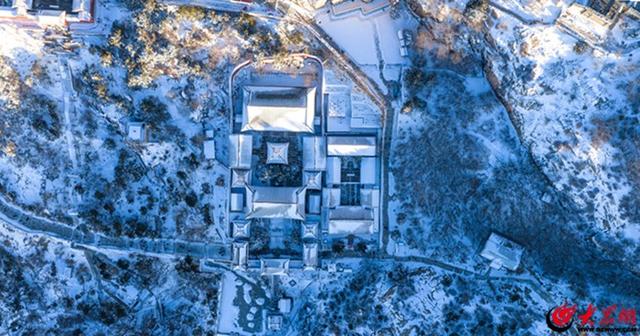 泰山冬日初雪 漫山银白如画