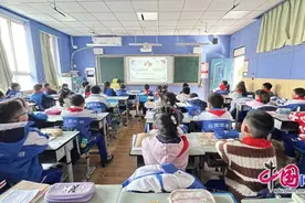 成都石室双楠开展“讲雷锋故事，学雷锋精神”主题队会图片